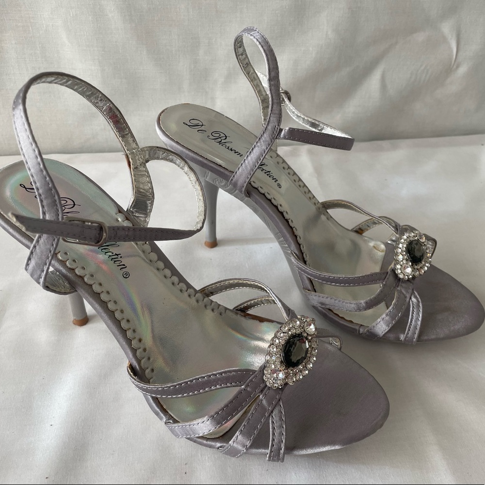 Silver pumps. Size 8